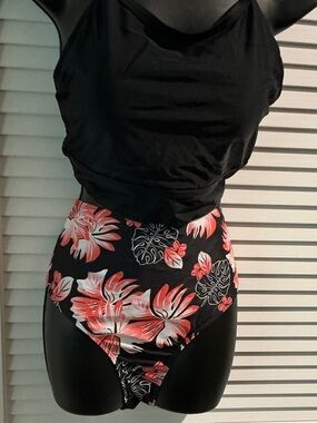 NWOT Black & Floral Two Piece Bikini Swimsuit with adjustable Straps in the back